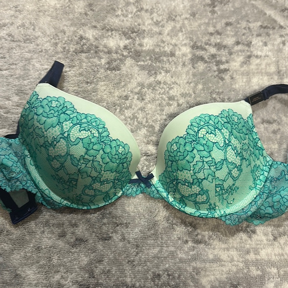 Brand new, never worn Victoria Secret bra